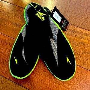 HP! 🎉🎉🎉 NWT! Kids Speedo black and green water shoes size 4